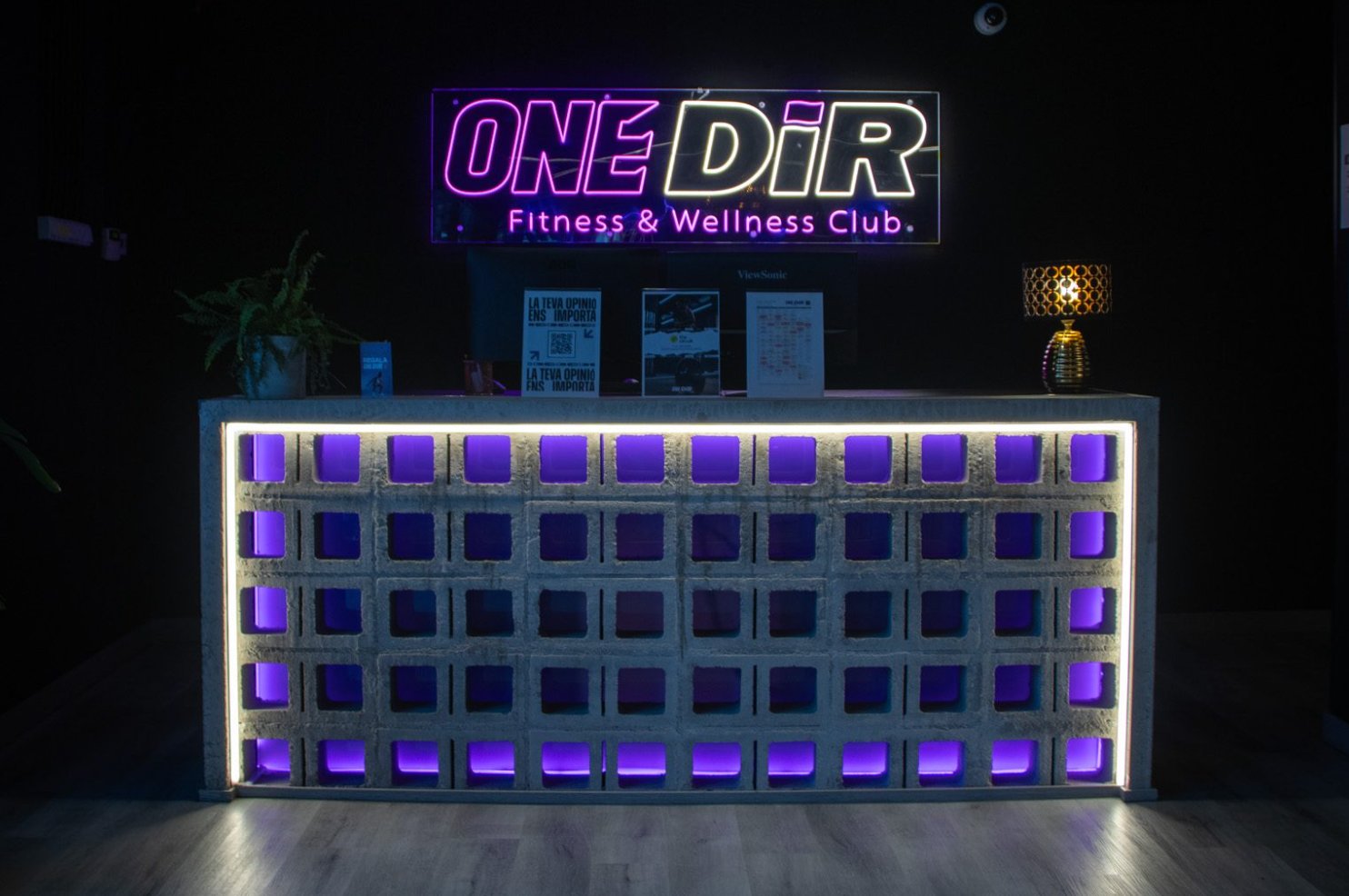 Recepción de un centro OneDiR — franquicia de gimnasio boutique urbano de Wellness Revolution