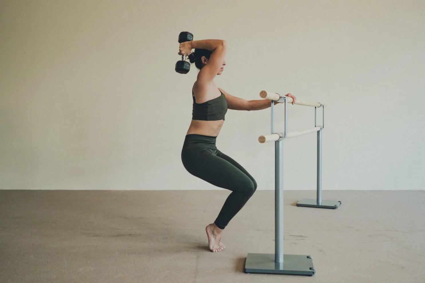 Clase en OneBarre — franquicia boutique de barre fitness que combina ballet, yoga y fuerza